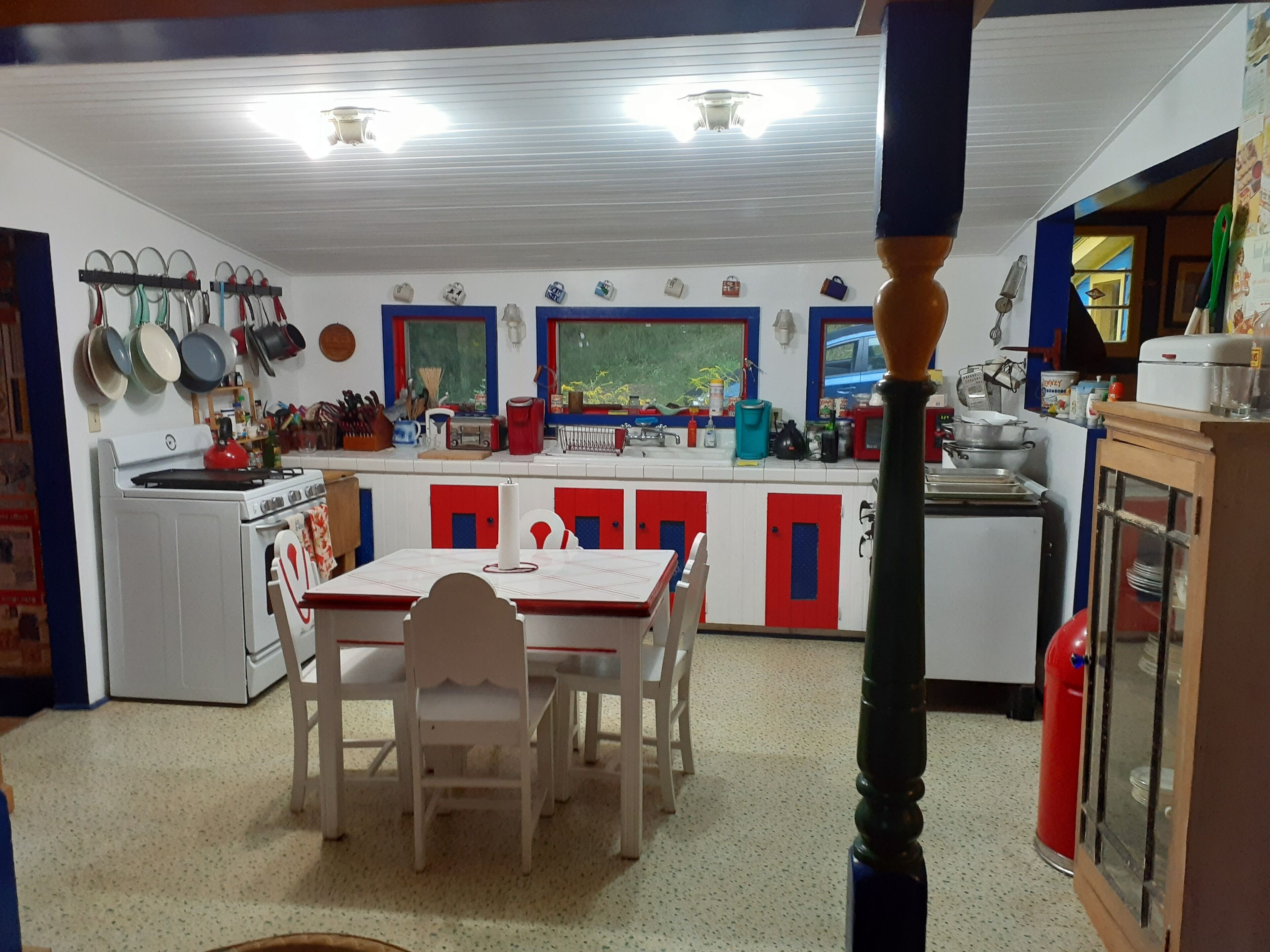 1910 Whimsical 6 bedroom, 2 bath, great porch, fireplace, spacious , near skiing