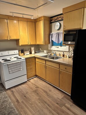 Kjøleskap, mikrobølgeovn, ovn og kokeplater