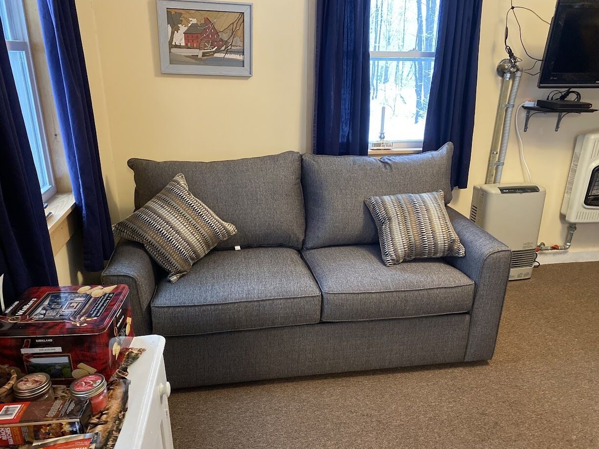 Televisión, reproductor de DVD, libros, videoteca