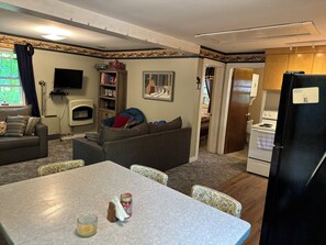 Télévision, lecteur de DVD, livres, vidéothèque