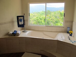 Een bad, een haardroger, handdoeken