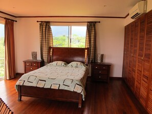 3 slaapkamers, een strijkplank/strijkijzer, internet, beddengoed