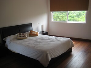 3 عدّة غرف نوم ومكواة/لوح كي وخدمة الإنترنت وملاءات أسرّة