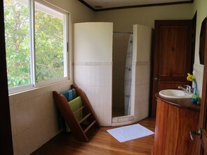 أحواض استحمام، مجففات ش�عر، مناشف