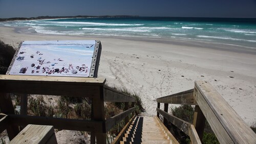 Island Time at Vivonne Bay - short walk to beach