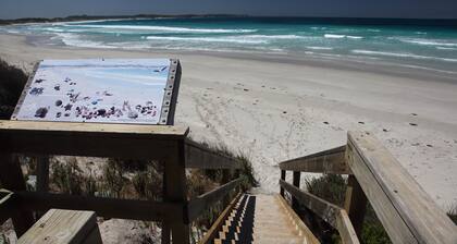 Island Time at Vivonne Bay - short walk to beach