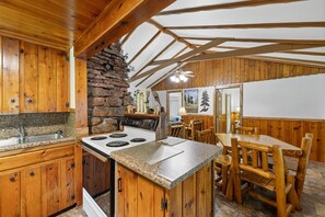 Fridge, microwave, oven, stovetop - Clean and Comfortable Cabin Thirty Minutes from Mt Rushmore - In Rapid City On Canyon Lake Thirty Minutes from Mt Rushmore (Rapid City)