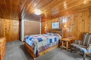 3 bedrooms, iron/ironing board, WiFi, bed sheets - Clean and Comfortable Cabin Thirty Minutes from Mt Rushmore - In Rapid City On Canyon Lake Thirty Minutes from Mt Rushmore (Rapid City)
