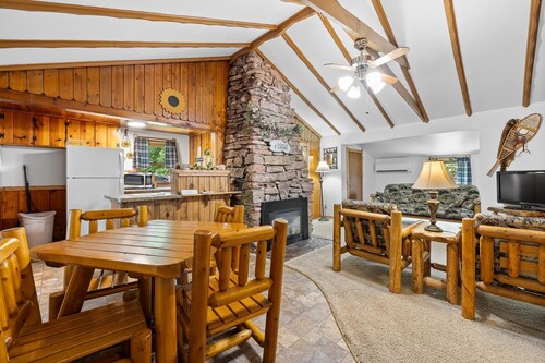 Clean and Comfortable Cabin Thirty Minutes from Mt Rushmore - In Rapid City On Canyon Lake Thirty Minutes from Mt Rushmore