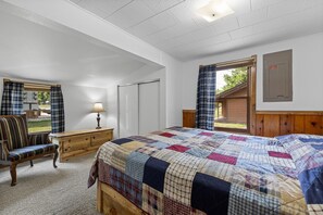 3 bedrooms, iron/ironing board, WiFi, bed sheets - Clean and Comfortable Cabin Thirty Minutes from Mt Rushmore - In Rapid City On Canyon Lake Thirty Minutes from Mt Rushmore (Rapid City)