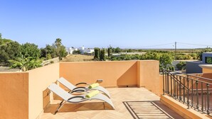 A rooftop terrace with three sun loungers and a metal railing. - Marim Villas - Villa Flamingo  (Olhão)