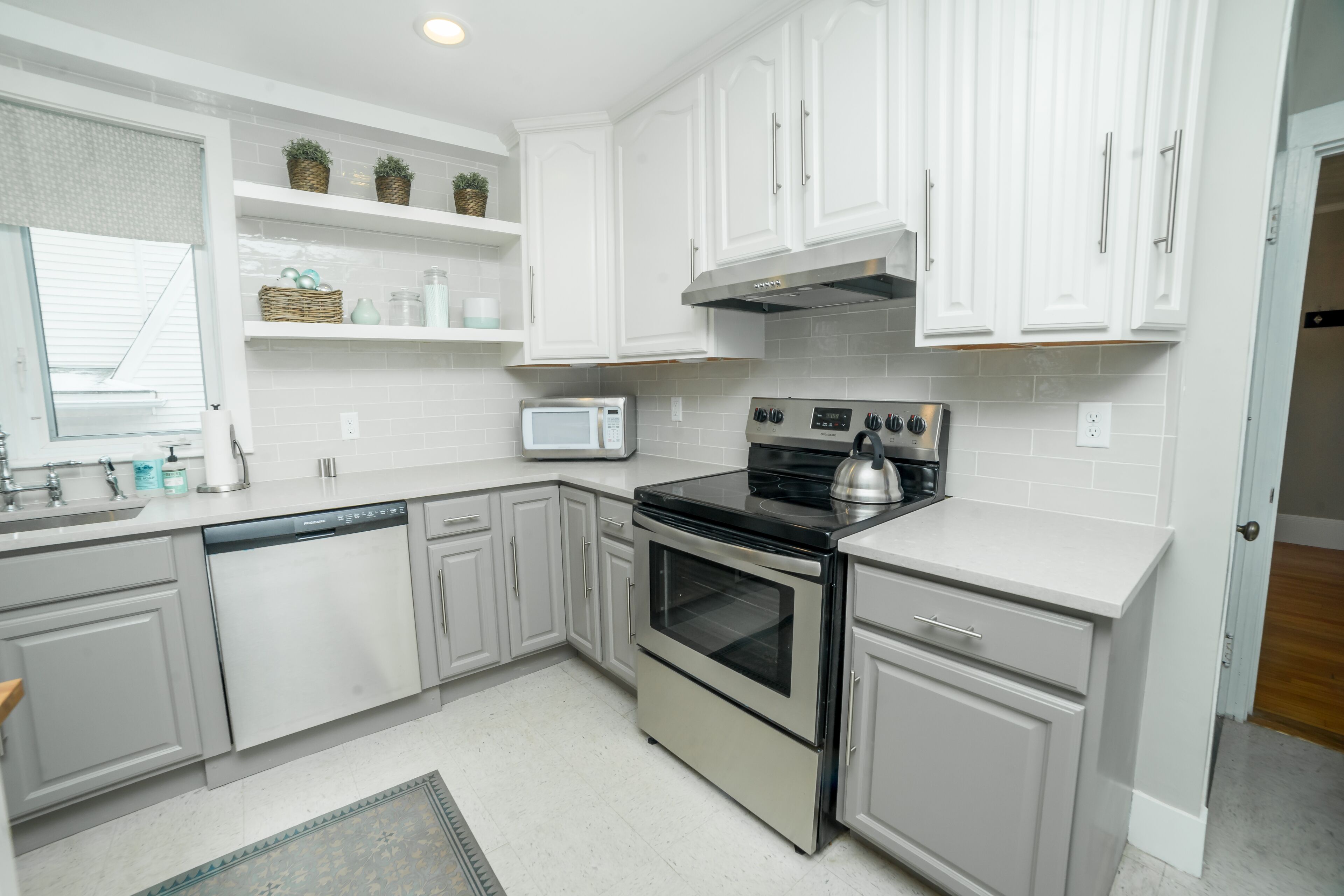 NEW! HEART of downtown! Walk to beach, shops, restaurants & steps to the harbor!