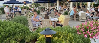 HEART of downtown! Walk to beach, shops, restaurants & steps to the harbor!