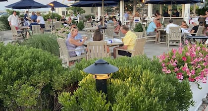 HEART of downtown! Walk to beach, shops, restaurants & steps to the harbor!