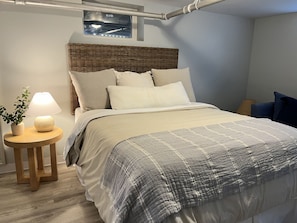 5 bedrooms, iron/ironing board, travel crib, WiFi - HEART of downtown! Walk to beach, shops, restaurants & steps to the harbor! (Plymouth)