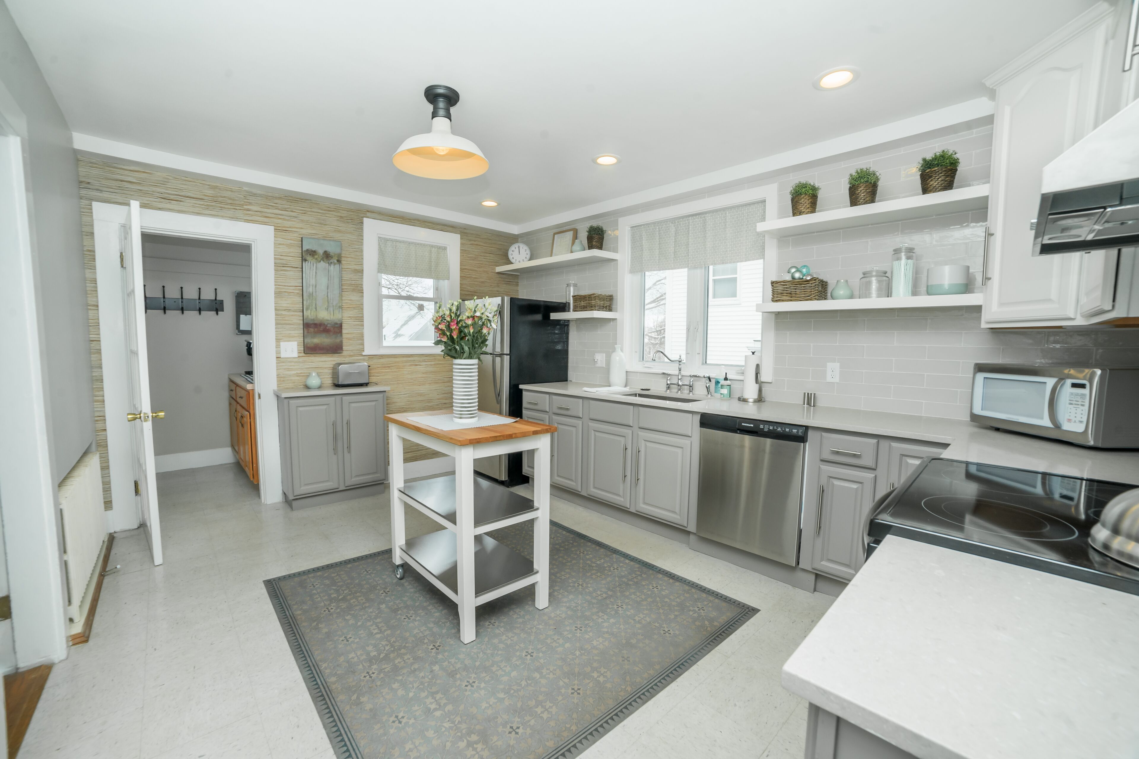 NEW! HEART of downtown! Walk to beach, shops, restaurants & steps to the harbor!