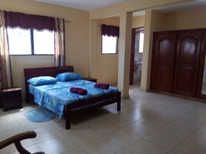 4 bedrooms, iron/ironing board, free WiFi, bed sheets