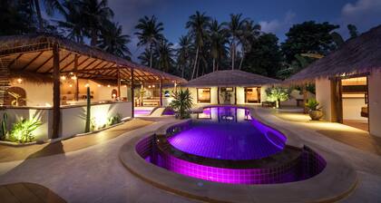 2 Private Tropical villas, 10 bedrooms, Event & Yoga space, for + 20 guests!