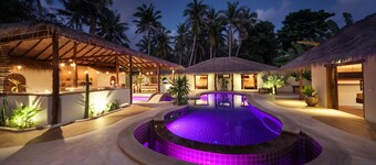 2 Private Tropical villas, 10 bedrooms, Event & Yoga space, for + 20 guests!