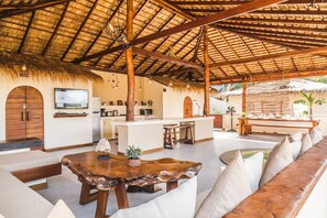 Smart-TV, Videospiele, DVD-Player, Bücher