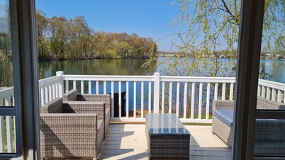 Picturesque Lakeside 6 Berth Caravan with a private fishing peg 