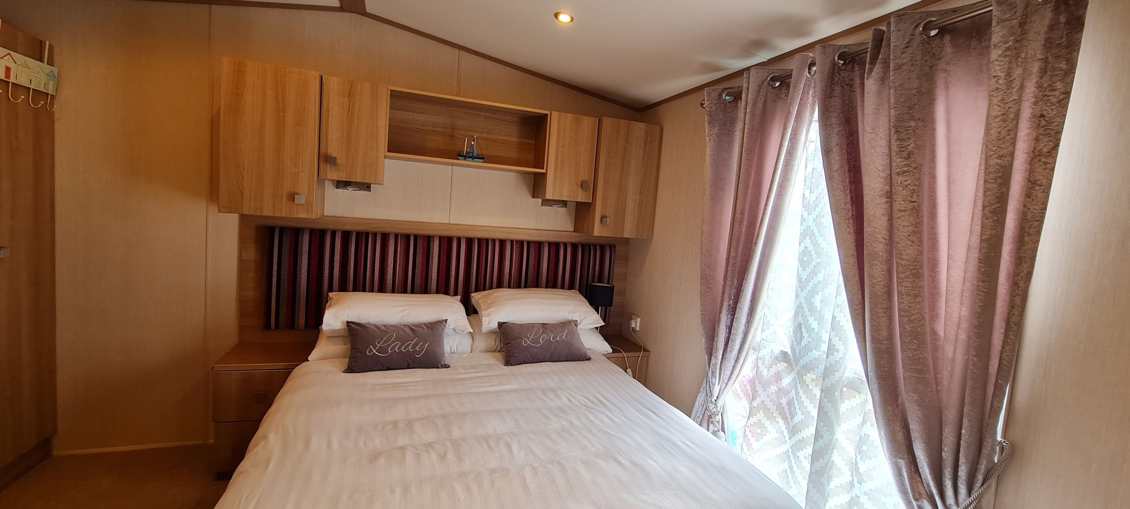Picturesque Lakeside 6 Berth Caravan With A Private Fishing Peg - 링컨셔