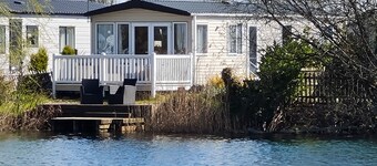 Picturesque Lakeside 6 Berth Caravan with a private fishing peg 