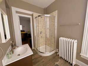 Badewanne, Haartrockner, Handtücher, Seife