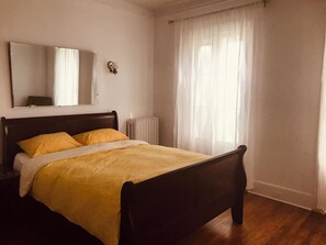 4 bedrooms, desk, iron/ironing board, free WiFi - Niagara Falls . Canada. Vacation Home  (Niagara Falls)