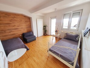 4 chambres, bureau, système d’insonorisation, fer et planche à repasser