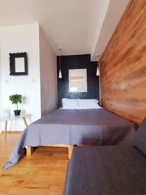 4 bedrooms, desk, soundproofing, iron/ironing board