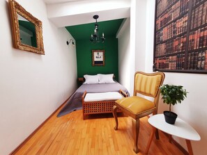 4 Schlafzimmer, Schreibtisch, schallisolierte Zimmer