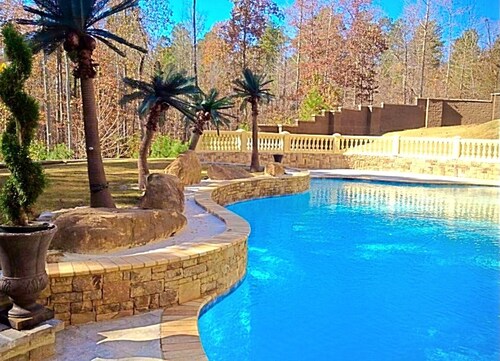 Mega Mansion West Atlanta Driver, Chef , and Bartender Available <br>