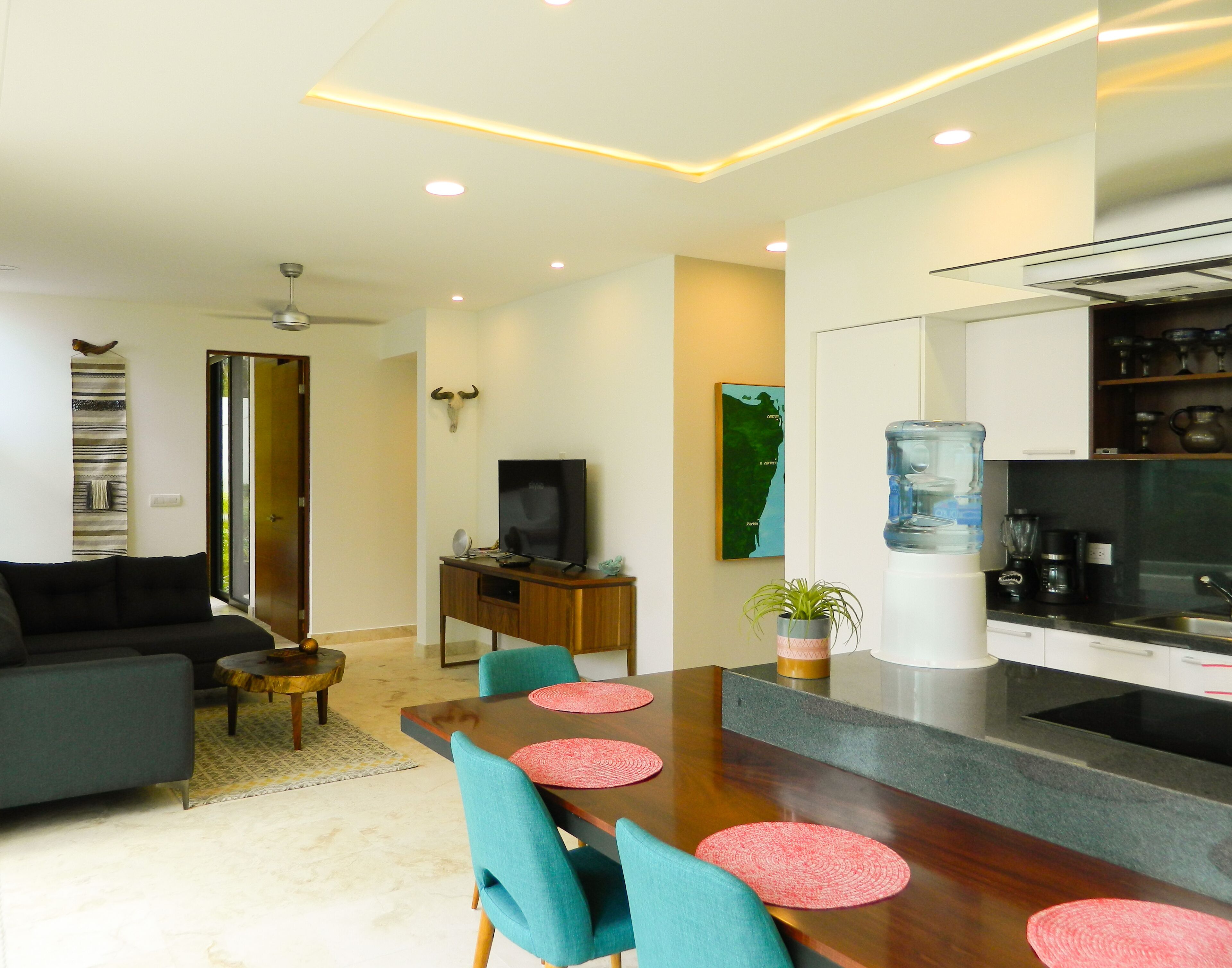 Fashionable 1 Bedroom condo w/all services