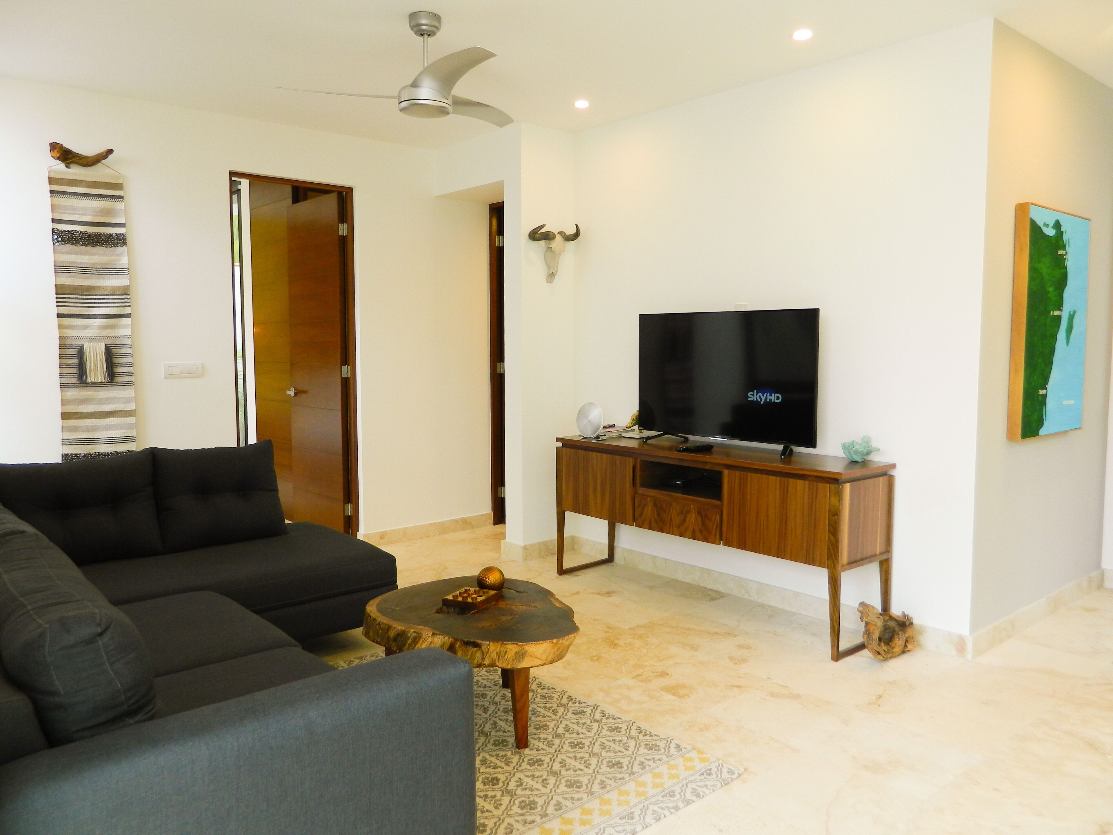 Fashionable 1 Bedroom condo w/all services