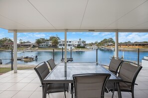 Outdoor dining - Holiday House on Hibbard Canal (Port Macquarie)