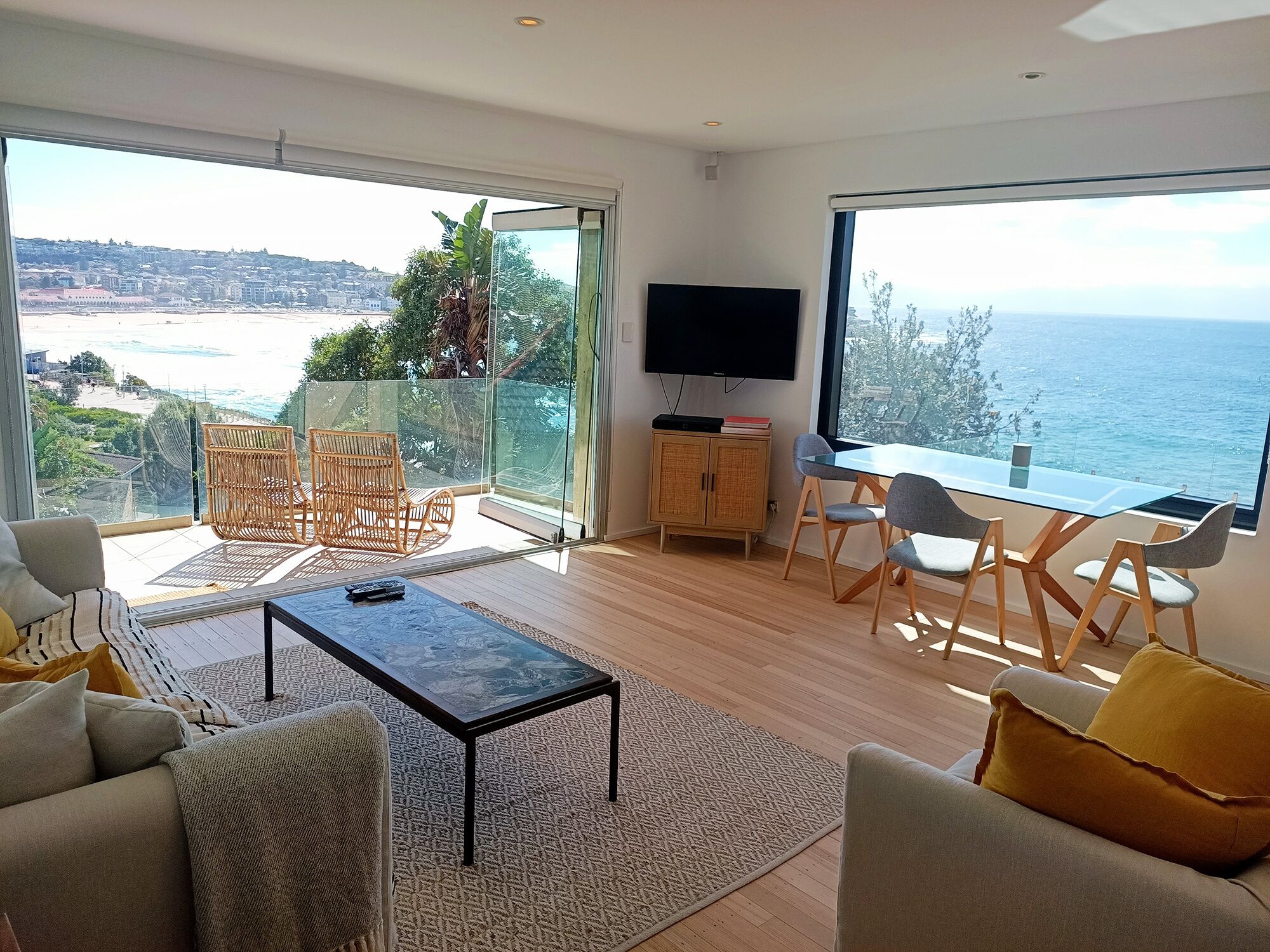 Sweeping Ocean Views - Bondi Beach - 2 bedrooms + parking — image 3