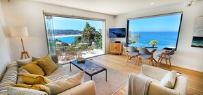 Smart TV, DVD player, books, video library - Sweeping Ocean Views - Bondi Beach - 2 bedrooms + parking (Bondi)