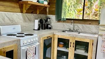 Een koelkast, een oven, een kookplaat, een koffiezetapparaat/waterkoker