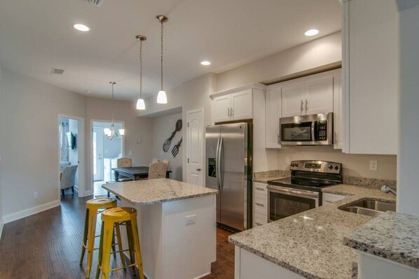 Fridge, microwave, oven, stovetop - July Fun! Happy & Chill in West Nashville! (Nashville)