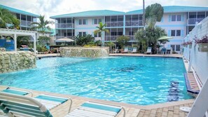 Een buitenzwembad, een verwarmd zwembad