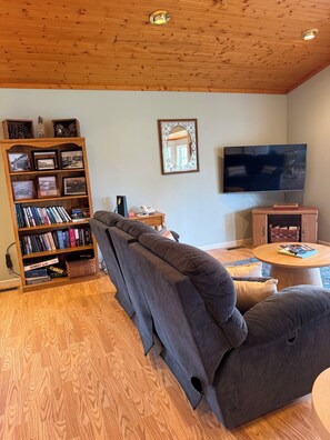 Una Smart TV, un reproductor de DVD, una mesa de tenis de mesa, libros