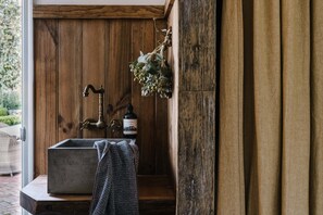 أحواض استحمام، مجففات شعر، مناشف، صابون