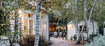 Birregurra Tea House: Cracker takapihalla, jossa on tulipalo, baari ja näyttämö