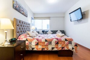2 slaapkamers, een bureau, een strijkplank/strijkijzer, gratis wifi