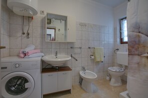 Douche, sèche-cheveux, serviettes fournies