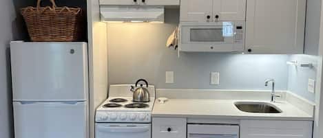 Réfrigérateur, four à micro-ondes, surface de cuisson, cafetiÚre-théiÚre