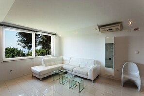 Fernseher, Videospiele, DVD-Player, Tischtennisplatte