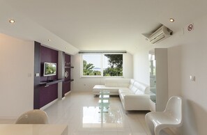 Fernseher, Videospiele, DVD-Player, Tischtennisplatte