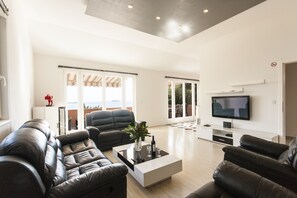 Fernseher, Videospiele, DVD-Player, Tischtennisplatte